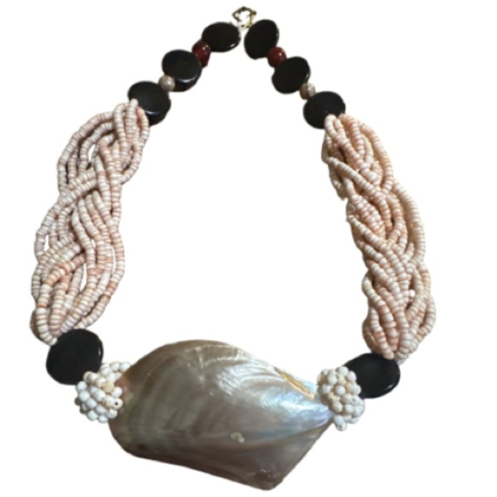 Source Unknown Shell Pendant Necklace With Cream … - image 2